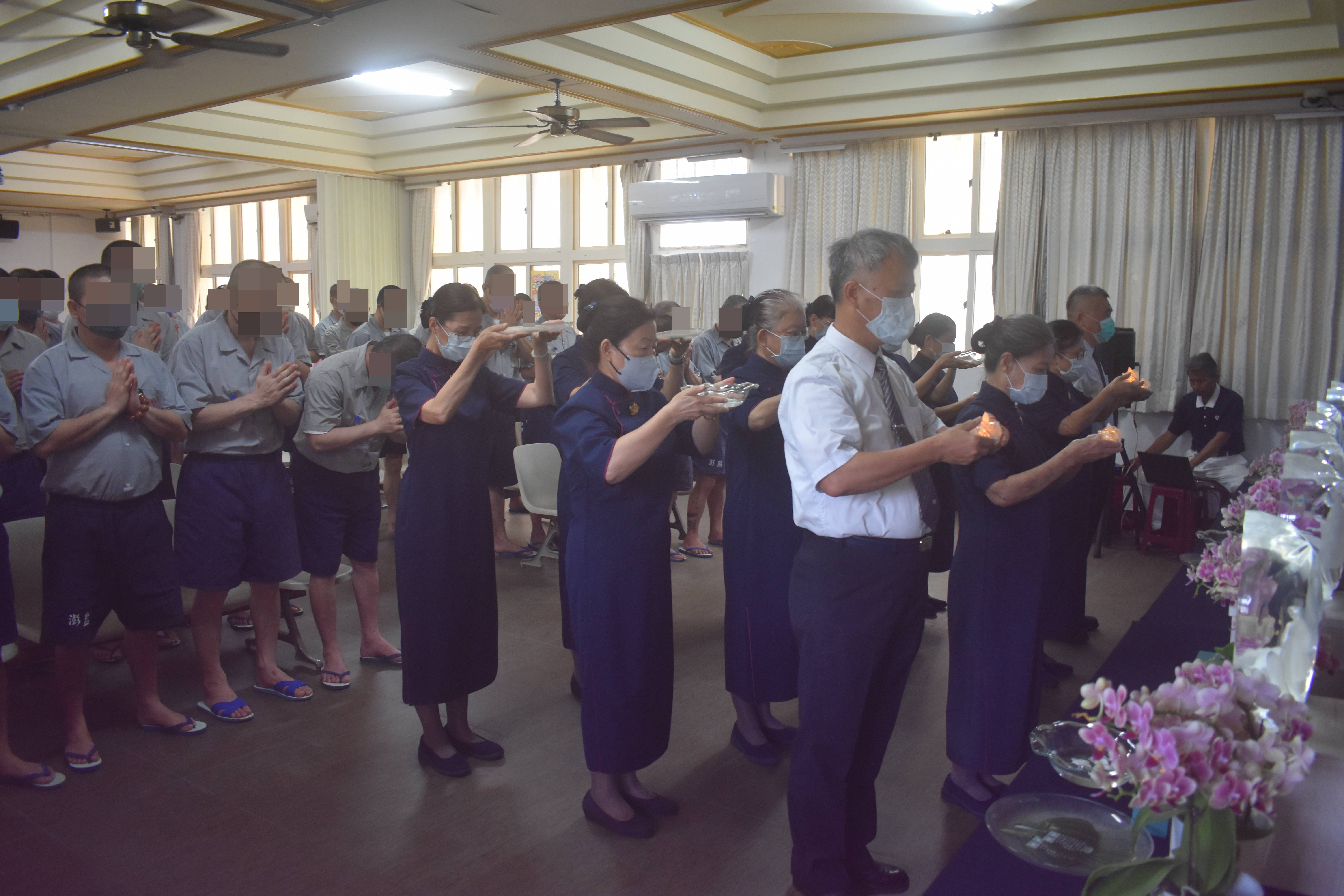 師兄姐透過帶動唱與收容人一同感念親恩