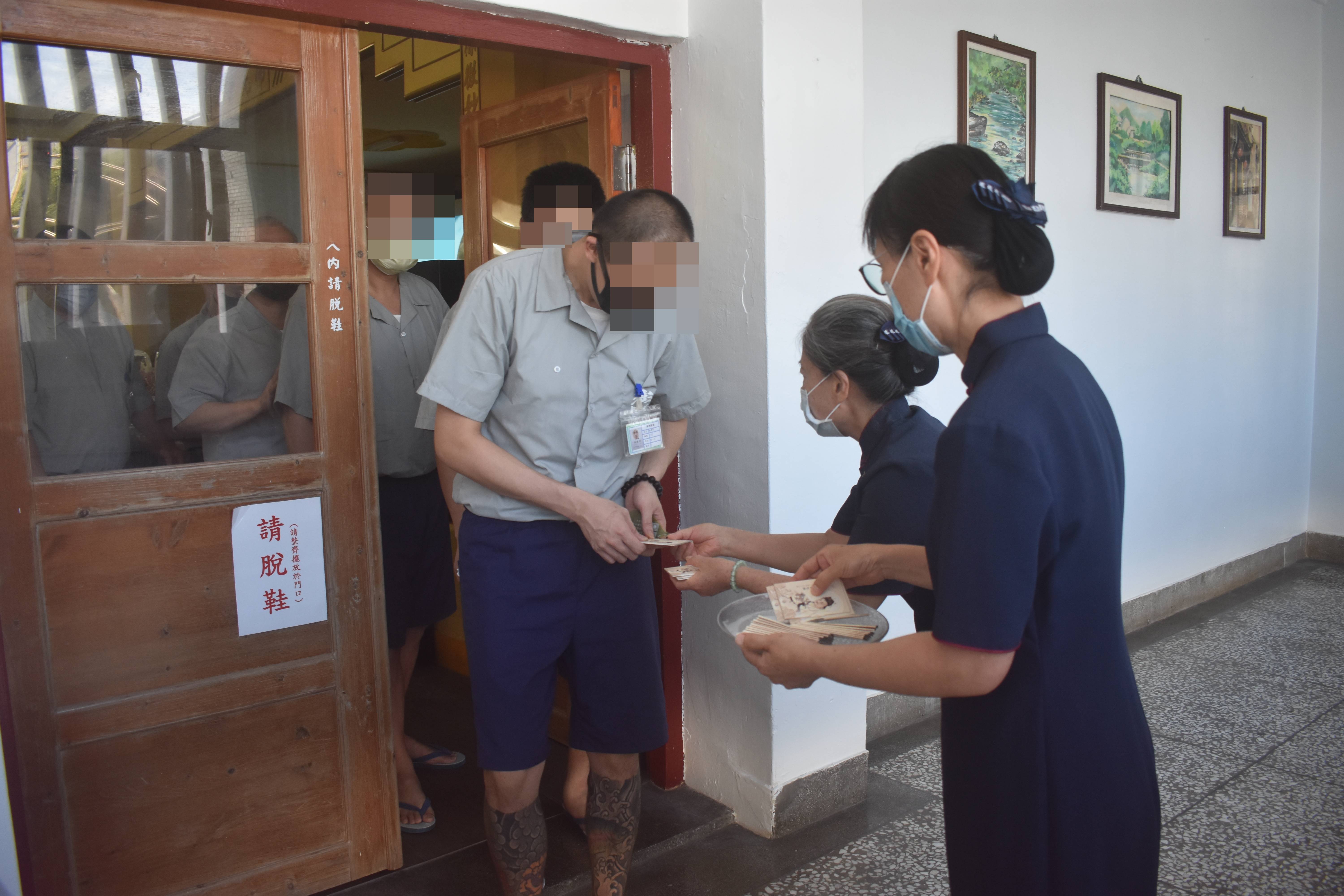 師姐頒贈結緣品