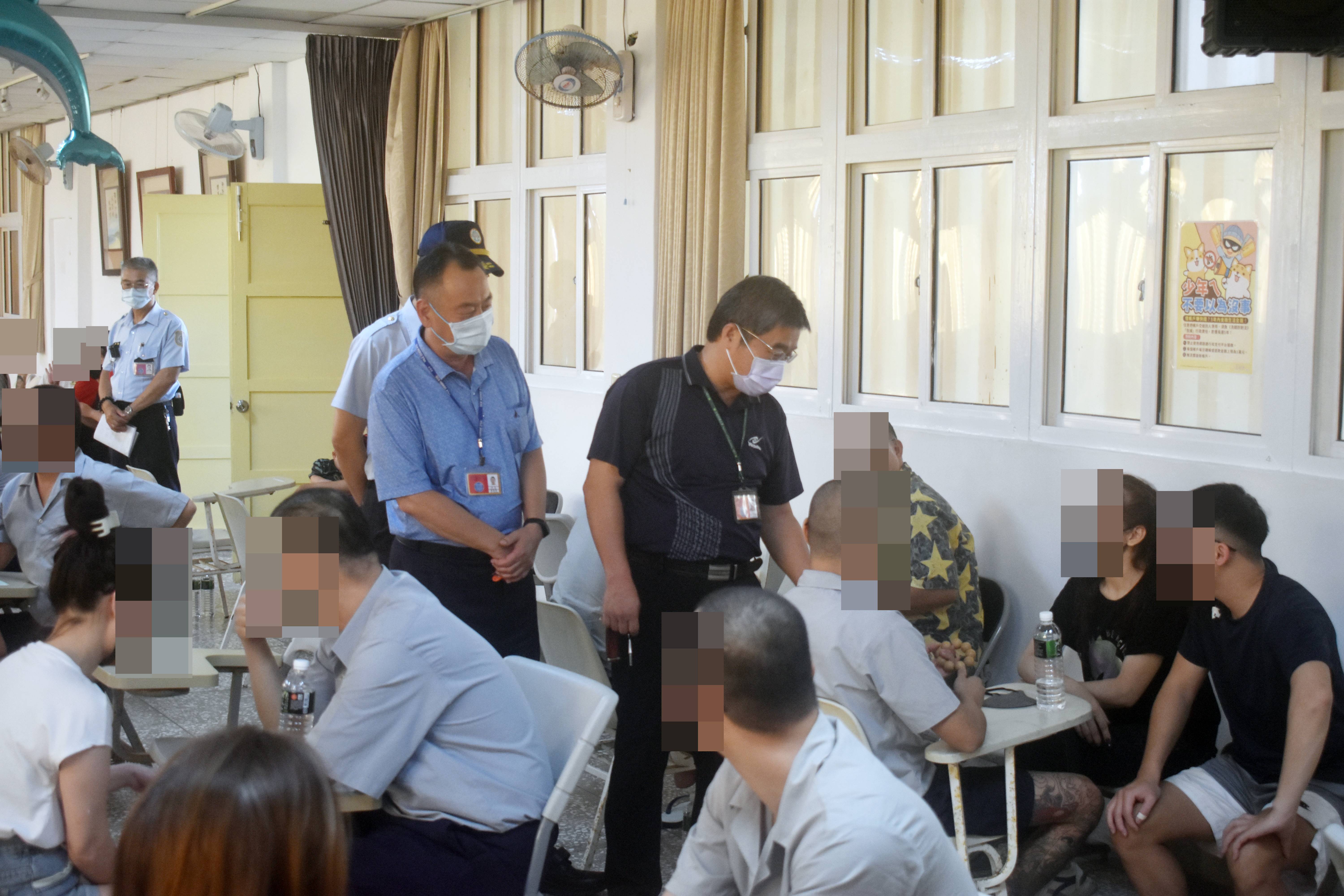 監獄長官向家屬問候致意2