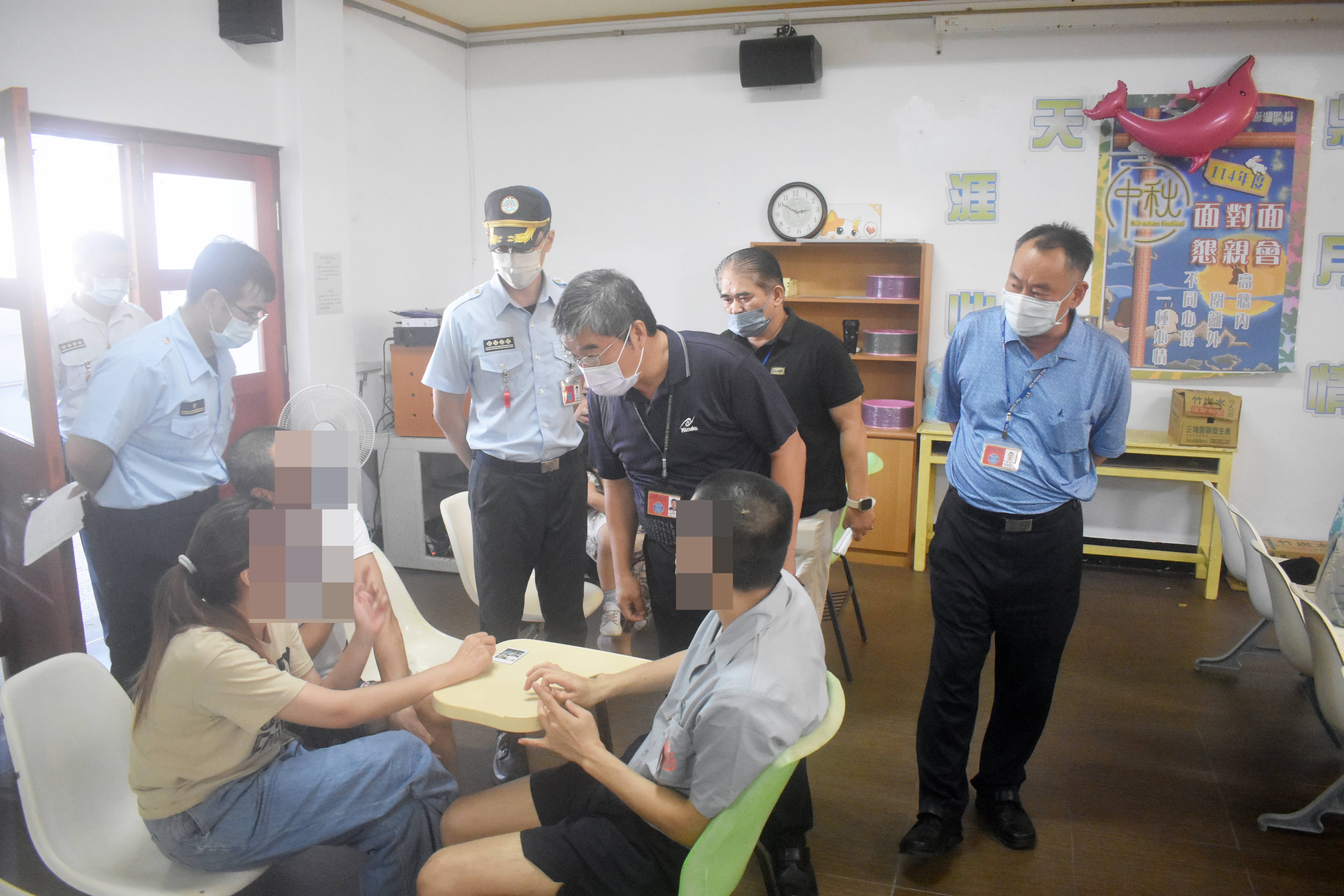 監獄長官向家屬問候致意1