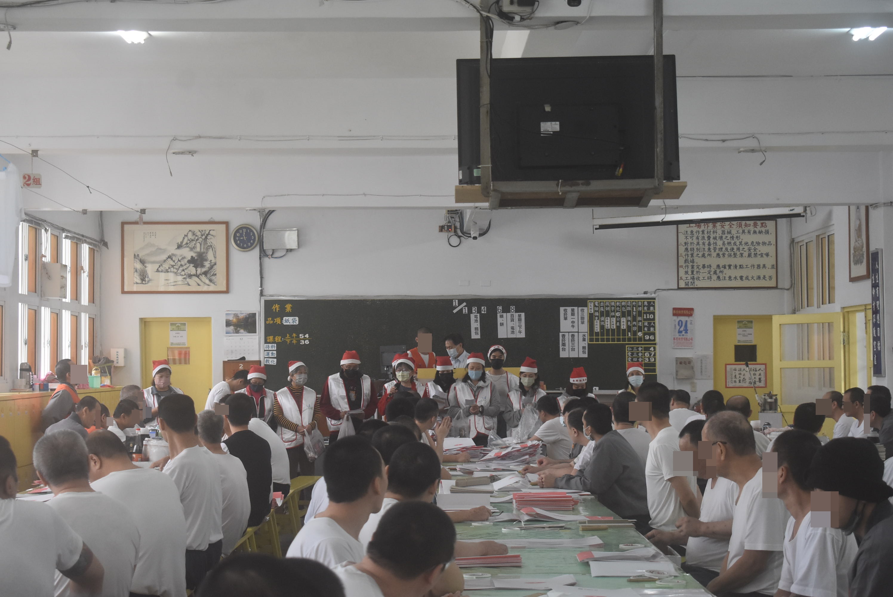 基督教友帶領大家唱聖誕歌