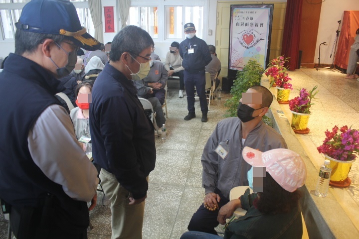 典獄長至懇親會場致意