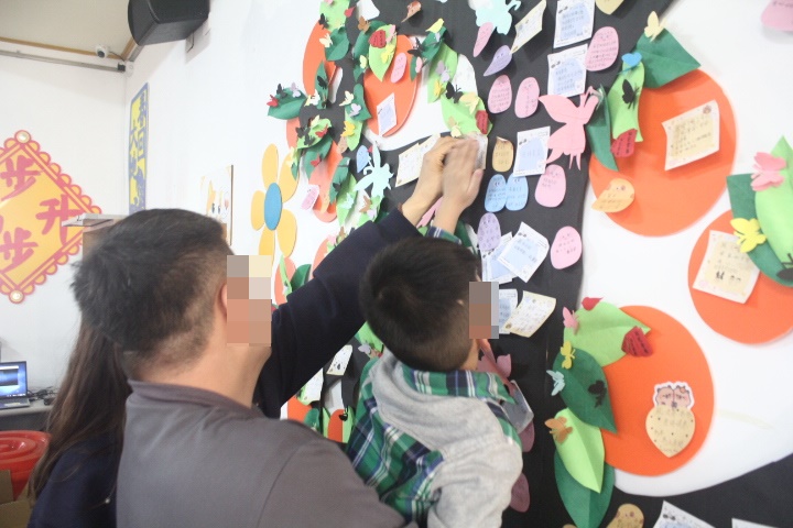 親子互動將願望一同貼於許願樹上