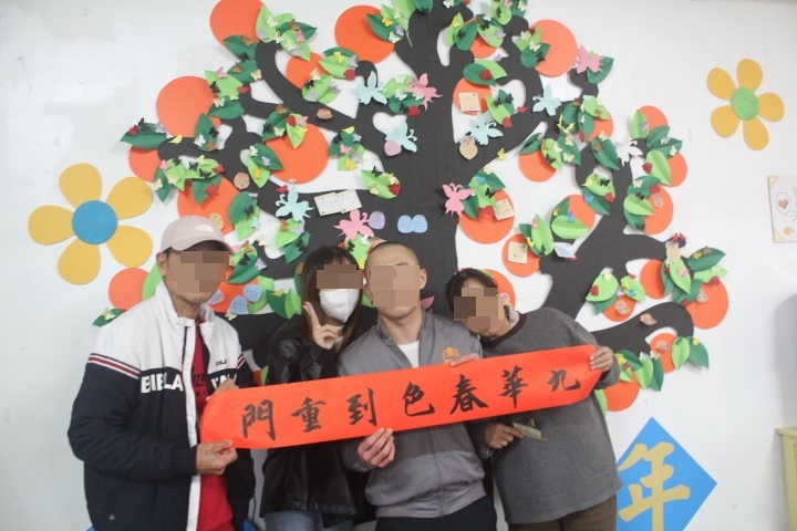 全家拿著春聯於許願樹下合影