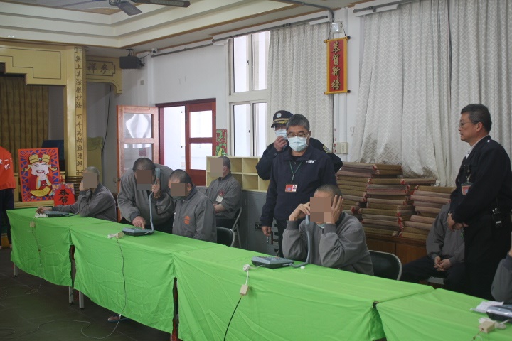 典獄長至懇親會場關心收容人