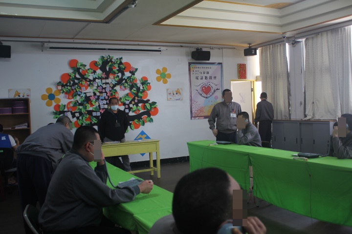 撥打電話向家屬賀年報平安