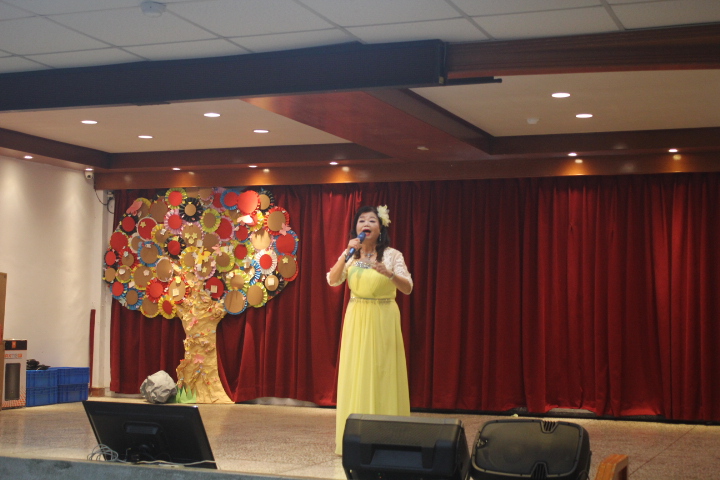 如實行益帶來動人的歌曲表演