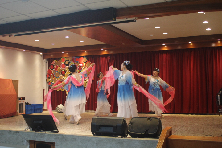 舞蹈老師帶來精彩的舞蹈表演