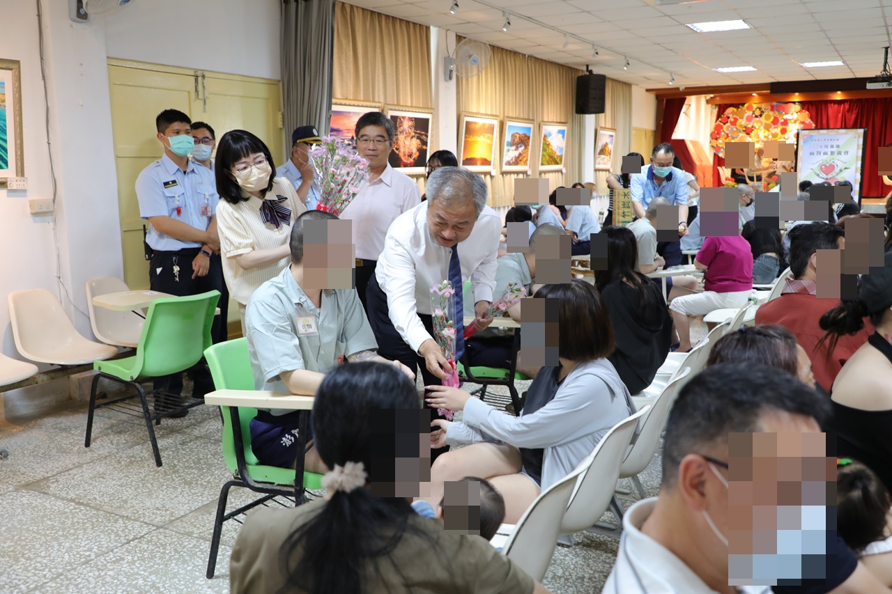 吳檢察長致贈康乃馨及蛋糕